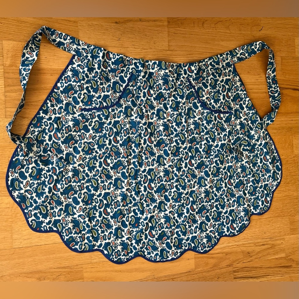 Vintage Women’s Apron Blue Paisley With Pockets